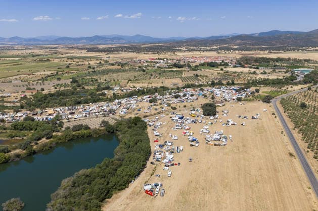 The Civil Guard s security operation remains active due to the illegal festival in La Granja, Cáceres. Aerial view of the makeshift campground, August 17, 2026, in La Granja, Cáceres, Extremadura, Spain. The Civil Guard is maintaining the security operation established in response to the illegal party in the municipality of La Granja, Cáceres, where some 3,000 people have been participating since last Friday in a rave near the town’s natural swimming pool. AUGUST 17, 2026 La Granja, Cáceres, Extremadura La Granja, Cáceres, Extremadura, Spain  Copyright: xCarlosxCriadox 7718677