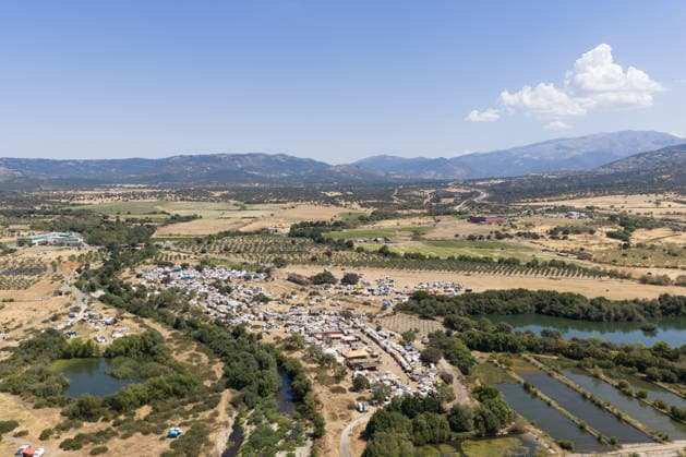 The Civil Guard s security operation remains active due to the illegal festival in La Granja, Cáceres. Aerial view of the makeshift campground, August 17, 2026, in La Granja, Cáceres, Extremadura, Spain. The Civil Guard is maintaining the security operation established in response to the illegal party in the municipality of La Granja, Cáceres, where some 3,000 people have been participating since last Friday in a rave near the town’s natural swimming pool. AUGUST 17, 2026 La Granja, Cáceres, Extremadura La Granja, Cáceres, Extremadura, Spain  Copyright: xCarlosxCriadox 7718678