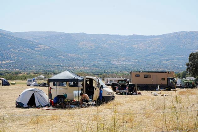 The Civil Guard’s security operation remains active due to the illegal party at La Granja Cáceres. Improvised campsite, August 17, 2026, in La Granja, Cáceres, Extremadura, Spain. The Civil Guard is maintaining the security operation established in response to the illegal party in the municipality of La Granja Cáceres, where some 3,000 people have been participating since last Friday in a rave near the town’s natural swimming pool. AUGUST 17, 2026 La Granja, Cáceres, Extremadura La Granja, Cáceres, Extremadura, Spain  Copyright: xCarlosxCriadox 7718683