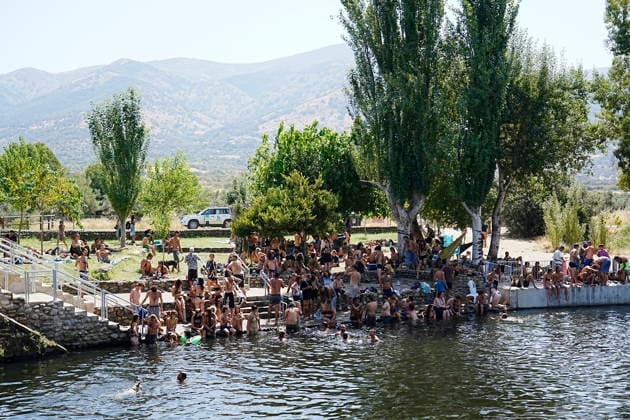 The Civil Guard’s security operation remains in effect due to the illegal party in La Granja, Cáceres. Dozens of people were gathered near the natural swimming pool in the Cáceres municipality on August 17, 2026, in La Granja, Cáceres, Extremadura, Spain. The Civil Guard is maintaining the security operation established in response to the illegal party in the municipality of La Granja, Cáceres, where some 3,000 people have been participating since last Friday in a rave near the town’s natural pool. August 17, 2026, La Granja, Cáceres, Extremadura, Spain  Copyright: xCarlosxCriadox 7718685