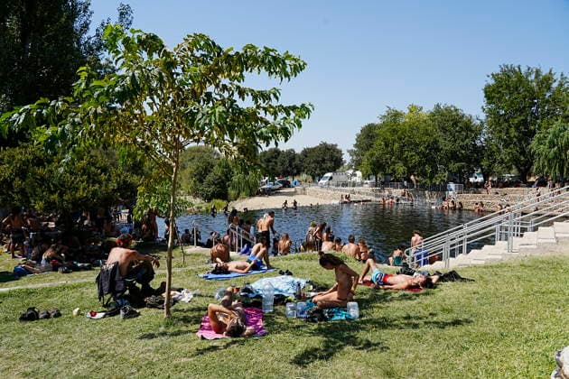 The Civil Guard’s security operation remains in effect due to the illegal party in La Granja, Cáceres. Dozens of people were gathered near the natural swimming pool in the Cáceres municipality on August 17, 2026, in La Granja, Cáceres, Extremadura, Spain. The Civil Guard is maintaining the security operation established in response to the illegal party in the municipality of La Granja, Cáceres, where some 3,000 people have been participating since last Friday in a rave near the town’s natural pool. August 17, 2026, La Granja, Cáceres, Extremadura, Spain  Copyright: xCarlosxCriadox 7718687