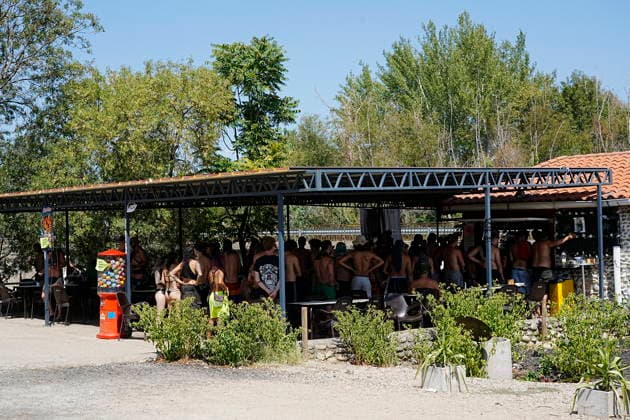 The Civil Guard’s security operation remains in effect due to the illegal party in La Granja, Cáceres. Dozens of people were gathered near the natural swimming pool in the Cáceres municipality on August 17, 2026, in La Granja, Cáceres, Extremadura, Spain. The Civil Guard is maintaining the security operation established in response to the illegal party in the municipality of La Granja, Cáceres, where some 3,000 people have been participating since last Friday in a rave near the town’s natural pool. August 17, 2026, La Granja, Cáceres, Extremadura, Spain  Copyright: xCarlosxCriadox 7718688