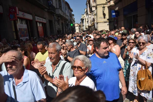 Several municipalities in Huesca have called for five minutes of silence in memory of the UME member who died in the fires. Residents of the town observe a minute of silence at Jaca City Hall on August 17, 2026, in Jaca, Huesca, Aragon, Spain. The town councils of the Kingdom of the Mallos have called for moments of silence following the death of a member of the Military Emergency Unit (UME) who was working on the Las Penas de Riglos wildfire, in an accident in the Barranco de Atarés in which three of his colleagues were also injured. August 17, 2026. Jaca, Huesca, Aragon, Spain  Copyright: xVeronicaxLacasax 7718700