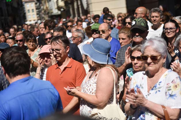 Several municipalities in Huesca have called for five minutes of silence in memory of the UME member who died in the fires. Residents of the town observe a minute of silence at Jaca City Hall on August 17, 2026, in Jaca, Huesca, Aragon, Spain. The town councils of the Kingdom of the Mallos have called for moments of silence following the death of a member of the Military Emergency Unit (UME) who was working on the Las Penas de Riglos wildfire, in an accident in the Barranco de Atarés in which three of his colleagues were also injured. August 17, 2026. Jaca, Huesca, Aragon, Spain  Copyright: xVeronicaxLacasax 7718704