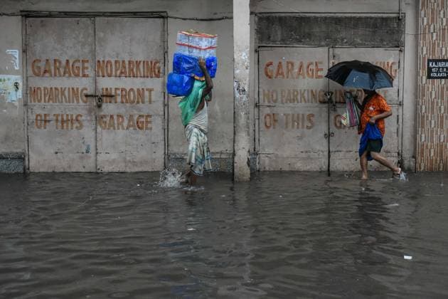 Waterlogging In Kolkata. People walk through a waterlogged street in Kolkata, India, on August 17, 2026. Kolkata India  Copyright: xDebarchanxChatterjeex originalFilename: chatterjee-notitle260817_np8lx.jpg