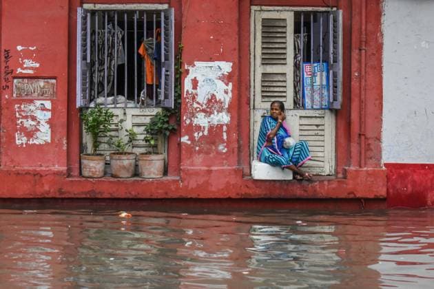 Waterlogging In Kolkata. A woman sits on a windowsill to escape floodwater in Kolkata, India, on August 17, 2026. Kolkata India  Copyright: xDebarchanxChatterjeex originalFilename: chatterjee-notitle260817_npO1Y.jpg