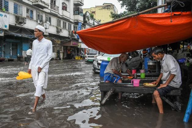 Waterlogging In Kolkata. People eat lunch on a waterlogged street in Kolkata, India, on August 17, 2026. Kolkata India  Copyright: xDebarchanxChatterjeex originalFilename: chatterjee-notitle260817_npRU1.jpg