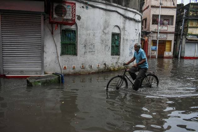 Waterlogging In Kolkata. A waterlogged street in Kolkata, India, on August 17, 2026, following heavy rain. Kolkata India  Copyright: xDebarchanxChatterjeex originalFilename: chatterjee-notitle260817_npUFy.jpg