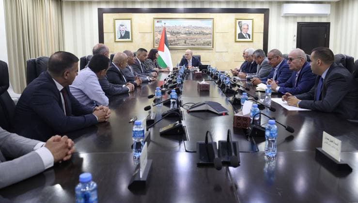 Palestinian Prime Minister Meets Nablus Mayor in Ramallah Palestinian Prime Minister Mohammad Mustafa meets Nablus Mayor Anan al-Atira and members of the municipal council at his office in Ramallah, West Bank, on August 17, 2026. Several Palestinian ministers and officials also attended the meeting. Photo by Prime Minister Office apaimages Ramallah West Bank Palestinian Territory 170826_Ramallah_PMO_00(1) Copyright: xapaimagesxPrimexMinisterxOfficex xapaimagesx