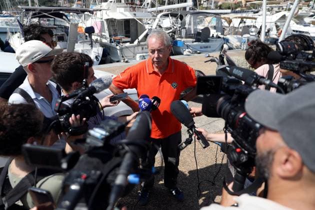 COLLISION BETWEEN TWO BOATS IN MANDELIEU-LA-NAPOULE PHOTOPQR NICE MATIN Justine Meddah Mandelieu August 17, 2026 Relatives of the missing victim wait during the search the day after the collision between two boats in the port of Mandelieu-la-Napoule on Monday, August 17. Statement by Jean François Leonard, president of the SNSM Cannes Golfe Juan, France; Mandelieu, Aug. 17, 2026. Two pleasure boats collided in the Bay of Cannes. At least 10 passengers were injured, and one person is reported missing. Mandelieu, France  Copyright: xPHOTOPQR NICExMATIN MAXPPPxJustinexMeddahx 20260817NIM3437 20260817NIM3437