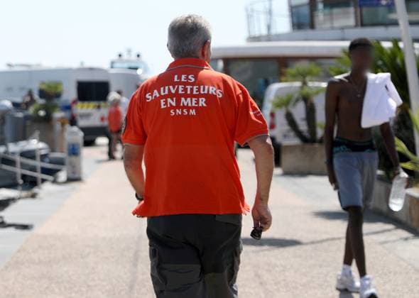 COLLISION BETWEEN TWO BOATS IN MANDELIEU-LA-NAPOULE PHOTOPQR NICE MATIN Justine Meddah Mandelieu Aug. 17, 2026 Relatives of the missing victim wait as search efforts continue the day after the collision between two boats in the port of Mandelieu-la-Napoule, on Monday, August 17. France, Mandelieu, Aug. 17, 2026. Two pleasure boats collided in the Bay of Cannes. At least 10 passengers were injured, and one person is reported missing. Mandelieu, France  Copyright: xPHOTOPQR NICExMATIN MAXPPPxJustinexMeddahx 20260817NIM3443 20260817NIM3443