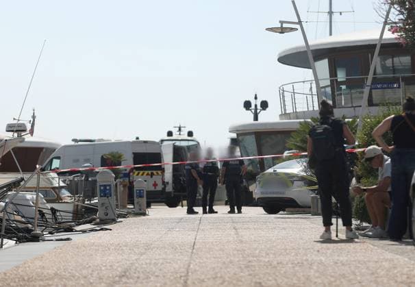 COLLISION BETWEEN TWO BOATS IN MANDELIEU-LA-NAPOULE PHOTOPQR NICE MATIN Justine Meddah Mandelieu Aug. 17, 2026 Relatives of the missing victim wait as search efforts continue the day after the collision between two boats in the port of Mandelieu-la-Napoule, on Monday, August 17. France, Mandelieu, Aug. 17, 2026. Two pleasure boats collided in the Bay of Cannes. At least 10 passengers were injured, and one person is reported missing. Mandelieu, France  Copyright: xPHOTOPQR NICExMATIN MAXPPPxJustinexMeddahx 20260817NIM3444 20260817NIM3444