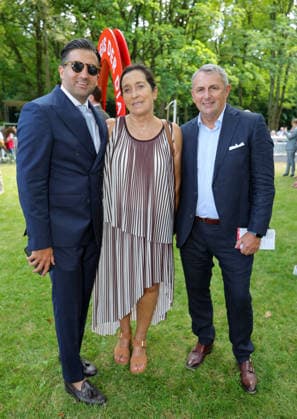 168. Henkel-Preis der Diana in Düsseldorf - Familienfoto mit Niklas, Ute und Klaus Allorfs Düsseldorf Galopprennbahn NRW Deutschland *** 168th Henkel Preis der Diana in Düsseldorf Family photo with Niklas, Ute, and Klaus Allorfs Düsseldorf Racetrack, North Rhine-Westphalia, Germany