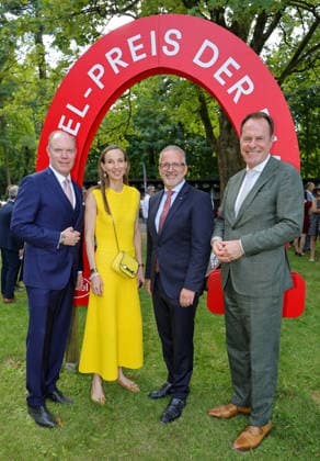 168. Henkel-Preis der Diana in Düsseldorf - v.l. Alexander Bethke-Jaenicke ( Präsident Düsseldorfer Reiter u. Rennverein ) mit Simone Bagel-Trah ( Aufsichtsratsvorsitzende Henkel AG ), Carsten Knobel ( CEO Henkel AG ) und Düsseldorfs Oberbürgermeister Stephan Keller ( CDU ) im Führring Düsseldorf Galopprennbahn NRW Deutschland *** 168th Henkel Diana Stakes in Düsseldorf: From left, Alexander Bethke Jaenicke, President of the Düsseldorf Equestrian and Racing Association, with Simone Bagel Trah, Chair of the Supervisory Board of Henkel AG, Carsten Knobel, CEO of Henkel AG, and Düsseldorf Mayor Stephan Keller (CDU), in the parade ring at the Düsseldorf Racetrack, North Rhine-Westphalia, Germany