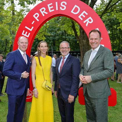 168. Henkel-Preis der Diana in Düsseldorf - v.l. Alexander Bethke-Jaenicke ( Präsident Düsseldorfer Reiter u. Rennverein ) mit Simone Bagel-Trah ( Aufsichtsratsvorsitzende Henkel AG ), Carsten Knobel ( CEO Henkel AG ) und Düsseldorfs Oberbürgermeister Stephan Keller ( CDU ) im Führring Düsseldorf Galopprennbahn NRW Deutschland *** 168th Henkel Diana Stakes in Düsseldorf: From left, Alexander Bethke Jaenicke, President of the Düsseldorf Equestrian and Racing Association, with Simone Bagel Trah, Chair of the Supervisory Board of Henkel AG, Carsten Knobel, CEO of Henkel AG, and Düsseldorf Mayor Stephan Keller (CDU), in the parade ring at the Düsseldorf Racetrack, North Rhine-Westphalia, Germany