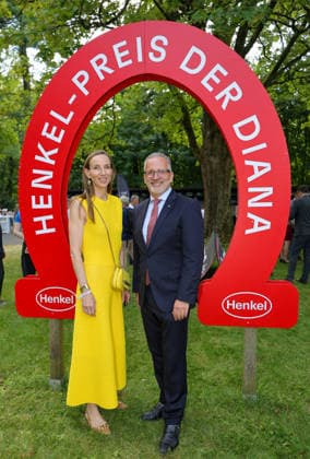 168. Henkel-Preis der Diana in Düsseldorf - Simone Bagel-Trah (Aufsichtsratsvorsitzende Henkel AG ) mit Carsten Knobel, dem CEO der Hankel AG im Führring vor dem Hauptrennen Düsseldorf Galopprennbahn NRW Deutschland *** 168th Henkel Preis der Diana in Düsseldorf: Simone Bagel Trah, Chairwoman of the Supervisory Board of Henkel AG, with Carsten Knobel, CEO of Henkel AG, in the parade ring before the main race at the Düsseldorf Racetrack, North Rhine-Westphalia, Germany