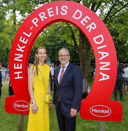 168. Henkel-Preis der Diana in Düsseldorf - Simone Bagel-Trah (Aufsichtsratsvorsitzende Henkel AG ) mit Carsten Knobel, dem CEO der Hankel AG im Führring vor dem Hauptrennen Düsseldorf Galopprennbahn NRW Deutschland *** 168th Henkel Preis der Diana in Düsseldorf: Simone Bagel Trah, Chairwoman of the Supervisory Board of Henkel AG, with Carsten Knobel, CEO of Henkel AG, in the parade ring before the main race at the Düsseldorf Racetrack, North Rhine-Westphalia, Germany