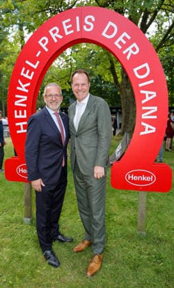 168. Henkel-Preis der Diana in Düsseldorf - Carsten Knobel, CEO Henkel AG mit Düsseldorfs Oberbürgermeister Stephan Keller (CDU) im Führring vor den Hauptrennen Düsseldorf Galopprennbahn NRW Deutschland *** 168th Henkel Preis der Diana in Düsseldorf: Carsten Knobel, CEO of Henkel AG, with Düsseldorf Mayor Stephan Keller (CDU) in the parade ring before the main races at the Düsseldorf Racetrack, North Rhine-Westphalia, Germany