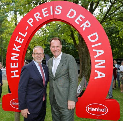 168. Henkel-Preis der Diana in Düsseldorf - Carsten Knobel, CEO Henkel AG mit Düsseldorfs Oberbürgermeister Stephan Keller (CDU) im Führring vor den Hauptrennen Düsseldorf Galopprennbahn NRW Deutschland *** 168th Henkel Preis der Diana in Düsseldorf: Carsten Knobel, CEO of Henkel AG, with Düsseldorf Mayor Stephan Keller (CDU) in the parade ring before the main races at the Düsseldorf Racetrack, North Rhine-Westphalia, Germany