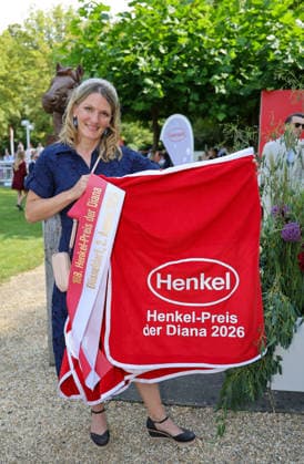 168. Henkel-Preis der Diana in Düsseldorf - Andrea Höngesberg vorm Hauptrennen im Führring Düsseldorf Galopprennbahn NRW Deutschland *** 168th Henkel Preis der Diana in Düsseldorf: Andrea Höngesberg in the parade ring before the main race at the Düsseldorf Racetrack, North Rhine-Westphalia, Germany