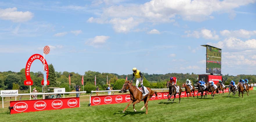 168. Henkel-Preis der Diana in Düsseldorf - Siegerjockey Eduardo Pedroza triumphierte im mit 500.000â‚¬ dotierten Galopprennen der Diana - German Oaks mit Stute Soreanga aus dem Gestüt Fährhof von Andreas Jacobs Düsseldorf Galopprennbahn NRW Deutschland *** 168th Henkel Diana Stakes in Düsseldorf: Winning jockey Eduardo Pedroza triumphed in the Diana German Oaks, a race with a purse of 500,000 euros, riding the mare Soreanga from Andreas Jacobs’ Fährhof Stud at the Düsseldorf Racetrack in North Rhine-Westphalia, Germany