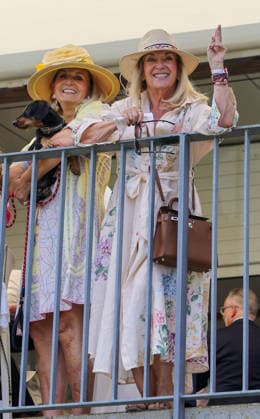 168. Henkel-Preis der Diana in Düsseldorf - So schaut Düsseldorfer Stil & Society auf der Rennbahn aus - Juwelierin Chrsitel Heilmann mit Modekönigin Uta Raasch - beide wurden vor kurzem 80 Jahre jung...(re.) Düsseldorf Galopprennbahn NRW Deutschland *** 168th Henkel Preis der Diana in Düsseldorf: This is what Düsseldorf high society looks like at the racetrack. Jeweler Chrsitel Heilmann with fashion icon Uta Raasch—both recently turned 80—at the Düsseldorf Racetrack, North Rhine-Westphalia, Germany