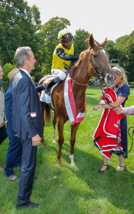 168. Henkel-Preis der Diana in Düsseldorf - Siegerjockey Eduardo Pedroza triumphierte im mit 500.000â‚¬ dotierten Galopprennen der Diana - German Oaks mit Stute Soreanga aus dem Gestüt Fährhof von Andreas Jacobs (vorne links) Düsseldorf Galopprennbahn NRW Deutschland *** 168th Henkel Diana Stakes in Düsseldorf: Winning jockey Eduardo Pedroza triumphed in the Diana German Oaks, a race with a purse of 500,000 euros, riding the mare Soreanga from Andreas Jacobs’ Fährhof Stud (front left), Düsseldorf Racetrack, North Rhine-Westphalia, Germany