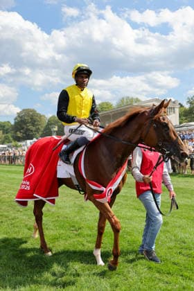 168. Henkel-Preis der Diana in Düsseldorf - Siegerjockey Eduardo Pedroza triumphierte im mit 500.000â‚¬ dotierten Galopprennen der Diana - German Oaks mit Stute Soreanga aus dem Gestüt Fährhof von Andreas Jacobs Düsseldorf Galopprennbahn NRW Deutschland *** 168th Henkel Diana Stakes in Düsseldorf: Winning jockey Eduardo Pedroza triumphed in the Diana German Oaks, a race with a purse of 500,000 euros, riding the mare Soreanga from Andreas Jacobs’ Fährhof Stud at the Düsseldorf Racetrack in North Rhine-Westphalia, Germany