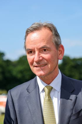 168. Henkel-Preis der Diana in Düsseldorf - Andreas Jacobs, Gestüt Fährhof, Besitzer des Rennpferdes SOREANGA (Stute 3 Jahre),Siegerin im diesjährigen mit 500.000â‚¬ dotierten Hauptrennens bei der Siegerehrung Düsseldorf Galopprennbahn NRW Düsseldorf *** 168th Henkel Preis der Diana in Düsseldorf: Andreas Jacobs of Gestüt Fährhof, owner of the racehorse SOREANGA, a 3-year-old filly and winner of this year’s main race—with a purse of 500,000 euros—at the awards ceremony at the Düsseldorf Racetrack in North Rhine-Westphalia, Düsseldorf