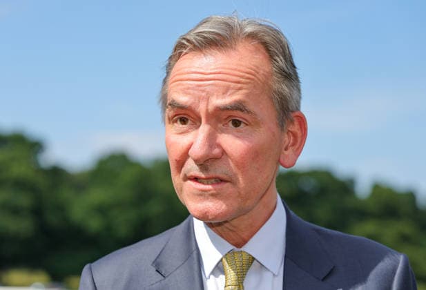 168. Henkel-Preis der Diana in Düsseldorf - Andreas Jacobs, Gestüt Fährhof, Besitzer des Rennpferdes SOREANGA (Stute 3 Jahre),Siegerin im diesjährigen mit 500.000â‚¬ dotierten Hauptrennens bei der Siegerehrung Düsseldorf Galopprennbahn NRW Deutschland *** 168th Henkel Preis der Diana in Düsseldorf: Andreas Jacobs of Gestüt Fährhof, owner of the racehorse SOREANGA (a 3-year-old filly), winner of this year s main race—with a purse of 500,000 euros—at the awards ceremony at the Düsseldorf Racetrack in North Rhine-Westphalia, Germany