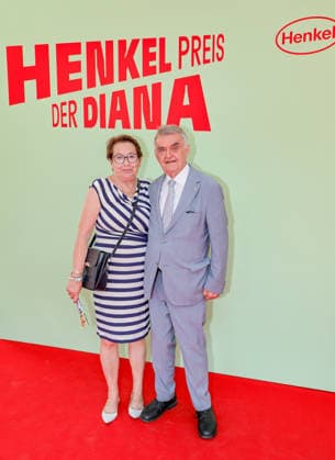 168. Henkel-Preis der Diana in Düsseldorf - Ein grosser Fan des Galoppsports ist NRW Innenminister Herbert Reul (CDU) mit seiner Ehefrau Gundula Reul Düsseldorf Galopprennbahn NRW Deutschland *** 168th Henkel Preis der Diana in Düsseldorf Herbert Reul (CDU), Minister of the Interior of North Rhine-Westphalia, is a big fan of horse racing, along with his wife, Gundula Reul, at the Düsseldorf Racetrack in North Rhine-Westphalia, Germany