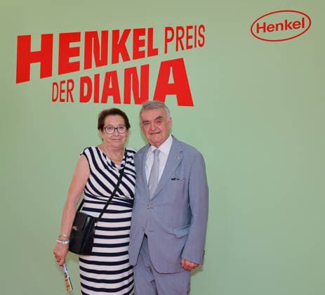 168. Henkel-Preis der Diana in Düsseldorf - Ein grosser Fan des Galoppsports ist NRW Innenminister Herbert Reul (CDU) mit seiner Ehefrau Gundula Reul Düsseldorf Galopprennbahn NRW Deutschland *** 168th Henkel Preis der Diana in Düsseldorf Herbert Reul (CDU), Minister of the Interior of North Rhine-Westphalia, is a big fan of horse racing, along with his wife, Gundula Reul, at the Düsseldorf Racetrack in North Rhine-Westphalia, Germany