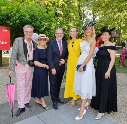 168. Henkel-Preis der Diana in Düsseldorf - die SYOSS Hutwettbewerb Jury v.l. Hazy Hartlieb Costume, Dagmar Haas-Pilwaat, Henkel CEO Carsten Knobel mit Aufsichtsratschefin Simone Bagel-Trah, Model Annika Gassner und Meike Folkerts ( Verlobte von Düsseldorfs OB Keller ) Düsseldorf Galopprennbahn NRW Deutschland *** 168th Henkel Preis der Diana in Düsseldorf: The SYOSS Hat Contest Jury, from left: Hazy Hartlieb (Costume), Dagmar Haas (Pilwaat), Henkel CEO Carsten Knobel with Supervisory Board Chair Simone Bagel Trah, model Annika Gassner, and Meike Folkerts, fiancée of Düsseldorf Mayor Keller; Düsseldorf Racetrack, North Rhine-Westphalia, Germany