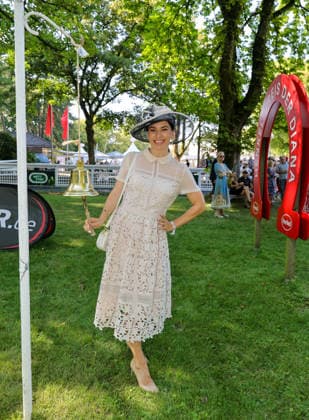 168. Henkel-Preis der Diana in Düsseldorf - Let s Dance Star Renata Lusin belegte den 2. Patz beim SYOSS Hutwetbewerb und läutete vor Freude die Glocke im Fühhring Düsseldorf Galopprennbahn NRW Deutschland *** 168th Henkel Preis der Diana in Düsseldorf: Let s Dance star Renata Lusin took second place in the SYOSS hat contest and, overcome with joy, rang the bell at the Fühhring Düsseldorf Racetrack in North Rhine-Westphalia, Germany