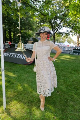 168. Henkel-Preis der Diana in Düsseldorf - Let s Dance Star Renata Lusin belegte den 2. Patz beim SYOSS Hutwetbewerb und läutete vor Freude die Glocke im Fühhring Düsseldorf Galopprennbahn NRW Deutschland *** 168th Henkel Preis der Diana in Düsseldorf: Let s Dance star Renata Lusin took second place in the SYOSS hat contest and, overcome with joy, rang the bell at the Fühhring Düsseldorf Racetrack in North Rhine-Westphalia, Germany