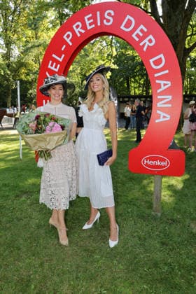 168. Henkel-Preis der Diana in Düsseldorf - Let s Dance Star Renata Lusin belegte den 2. Patz beim SYOSS Hutwetbewerb, Model Gassner saß in der Jury und gratulierte mit einem sommerlichen Blumenstrauss Düsseldorf Galopprennbahn NRW Deutschland *** 168th Henkel Preis der Diana in Düsseldorf: Let s Dance star Renata Lusin took second place in the SYOSS hat contest; model Gassner served on the judging panel and congratulated the winner with a summery bouquet of flowers. Düsseldorf Racetrack, North Rhine-Westphalia, Germany