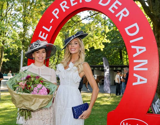 168. Henkel-Preis der Diana in Düsseldorf - Let s Dance Star Renata Lusin belegte den 2. Patz beim SYOSS Hutwetbewerb, Model Gassner saß in der Jury und gratulierte mit einem sommerlichen Blumenstrauss Düsseldorf Galopprennbahn NRW Deutschland *** 168th Henkel Preis der Diana in Düsseldorf: Let s Dance star Renata Lusin took second place in the SYOSS hat contest; model Gassner served on the judging panel and congratulated the winner with a summery bouquet of flowers. Düsseldorf Racetrack, North Rhine-Westphalia, Germany