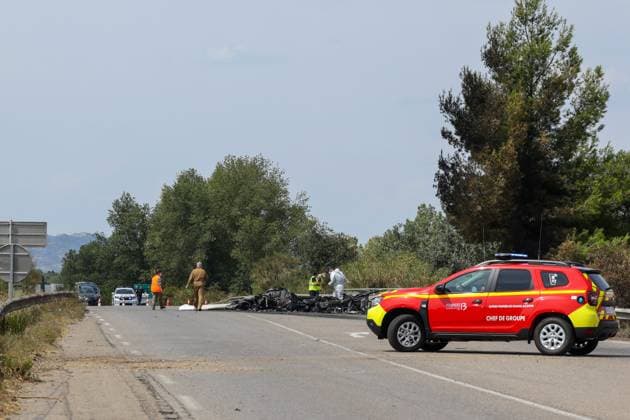 Military plane crash on the D113 near Salon-de-Provence PHOTOPQR LA PROVENCE Gilles BADER Marseille, August 17, 2026 Military plane crash on the D113 near Salon-de-Provence; bomb squad detonates the ejection seat firing mechanism, which had not been used. Salon-de-Provence, France, August 17, 2026 – A French Air and Space Force Cirrus SR20 training aircraft is seen after making an emergency landing on the D113 road near Salon-de-Provence. The aircraft caught fire following the landing. Marseille, Bdr, France  Copyright: xPHOTOPQR LAxPROVENCE MAXPPPxGillesxBADERx 20260817PVL3343 20260817PVL3343