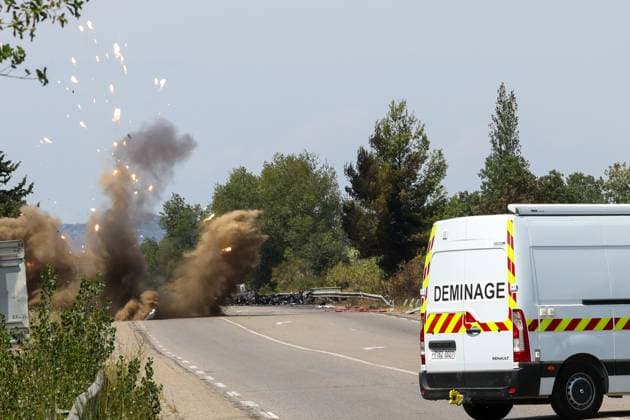Military plane crash on the D113 near Salon-de-Provence PHOTOPQR LA PROVENCE Gilles BADER Marseille, August 17, 2026 Military plane crash on the D113 near Salon-de-Provence; bomb squad detonates the ejection seat firing mechanism, which had not been used. Salon-de-Provence, France, August 17, 2026 – A French Air and Space Force Cirrus SR20 training aircraft is seen after making an emergency landing on the D113 road near Salon-de-Provence. The aircraft caught fire following the landing. Marseille, Bdr, France  Copyright: xPHOTOPQR LAxPROVENCE MAXPPPxGillesxBADERx 20260817PVL3349 20260817PVL3349