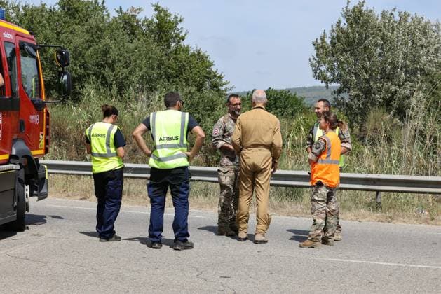 Military plane crash on the D113 near Salon-de-Provence PHOTOPQR LA PROVENCE Gilles BADER Marseille, August 17, 2026 Military plane crash on the D113 near Salon-de-Provence; bomb squad detonates the ejection seat firing mechanism, which had not been used. Salon-de-Provence, France, August 17, 2026 – A French Air and Space Force Cirrus SR20 training aircraft is seen after making an emergency landing on the D113 road near Salon-de-Provence. The aircraft caught fire following the landing. Marseille, Bdr, France  Copyright: xPHOTOPQR LAxPROVENCE MAXPPPxGillesxBADERx 20260817PVL3358 20260817PVL3358