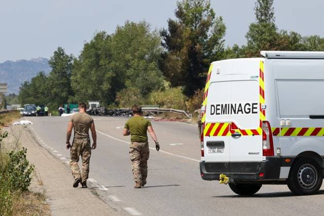 Military plane crash on the D113 near Salon-de-Provence PHOTOPQR LA PROVENCE Gilles BADER Marseille, August 17, 2026 Military plane crash on the D113 near Salon-de-Provence; bomb squad detonates the ejection seat firing mechanism, which had not been used. Salon-de-Provence, France, August 17, 2026 – A French Air and Space Force Cirrus SR20 training aircraft is seen after making an emergency landing on the D113 road near Salon-de-Provence. The aircraft caught fire following the landing. Marseille, Bdr, France  Copyright: xPHOTOPQR LAxPROVENCE MAXPPPxGillesxBADERx 20260817PVL3359 20260817PVL3359
