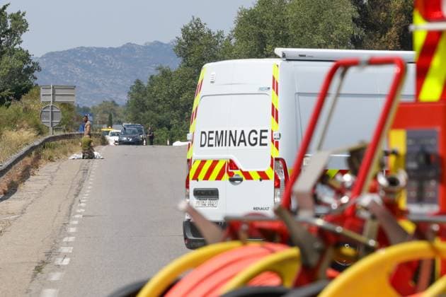 Military plane crash on the D113 near Salon-de-Provence PHOTOPQR LA PROVENCE Gilles BADER Marseille, August 17, 2026 Military plane crash on the D113 near Salon-de-Provence; bomb squad detonates the ejection seat firing mechanism, which had not been used. Salon-de-Provence, France, August 17, 2026 – A French Air and Space Force Cirrus SR20 training aircraft is seen after making an emergency landing on the D113 road near Salon-de-Provence. The aircraft caught fire following the landing. Marseille, Bdr, France  Copyright: xPHOTOPQR LAxPROVENCE MAXPPPxGillesxBADERx 20260817PVL3363 20260817PVL3363