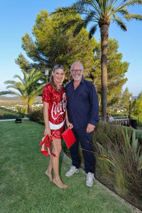 Remus Lifestyle Night 2026 - Claudelle Deckert in ihrem roten COCO COLA Gliterkleid mit Ehemann Peter Olsson Paguera Hilton Galatzo Hotel Mallorca Spanien *** Remus Lifestyle Night 2026: Claudelle Deckert in her red COCO COLA glitter dress with her husband, Peter Olsson Paguera, at the Hilton Galatzo Hotel in Mallorca, Spain