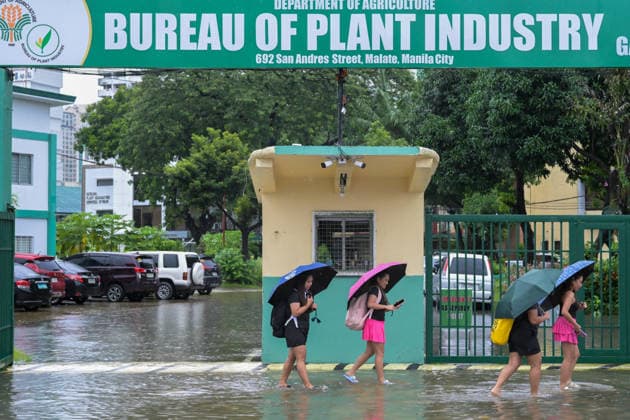 August 17, 2026, Philippines: Filipinos brave the floods brought by torrential monsoon rains at Qurino Ave., Manila, Metro Manila. Two days ago, Metro Manila and neighboring provinces experienced a hot and humid weather. Monsoon rain came back yesterday and persisted throughout the day with flash floods in different areas of the metropolitan. Philippines  - ZUMAr240 20260817_zip_r240_059 Copyright: xMarcxDominicxRostratax