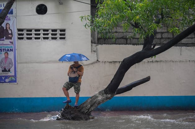 August 17, 2026, Philippines: Filipinos brave the floods brought by torrential monsoon rains at Taft Ave., Manila, Metro Manila. Two days ago, Metro Manila and neighboring provinces experienced a hot and humid weather. Monsoon rain came back yesterday and persisted throughout the day with flash floods in different areas of the metropolitan. Philippines  - ZUMAr240 20260817_zip_r240_065 Copyright: xMarcxDominicxRostratax