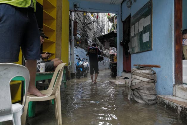 August 17, 2026, Philippines: Filipinos brave the floods brought by torrential monsoon rains at Taft Ave., Manila, Metro Manila. Two days ago, Metro Manila and neighboring provinces experienced a hot and humid weather. Monsoon rain came back yesterday and persisted throughout the day with flash floods in different areas of the metropolitan. Philippines - ZUMAr240 20260817_zip_r240_038 Copyright: xMarcxDominicxRostratax