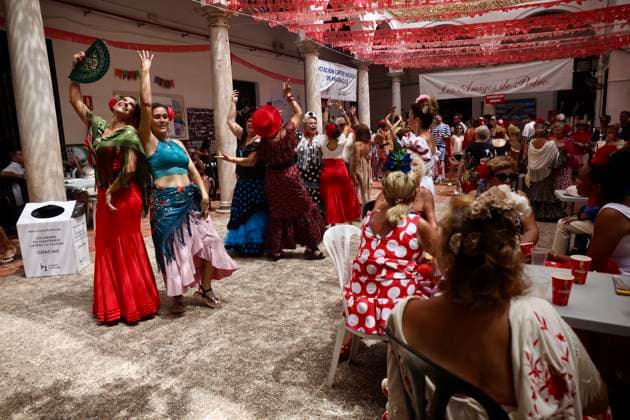 Scene at the 2026 Málaga Fair: Several women, dressed in traditional flamenco outfits, stroll through the Cortijo de Torres grounds during the Málaga Fair. August 17, 2026, in Málaga, Andalusia, Spain. The capital of the Costa del Sol celebrates its big week, during which locals and visitors gather to enjoy the festive atmosphere and the many activities the Feria has to offer. August 17, 2026, in Málaga, Andalusia, Spain Málaga, Andalusia, Spain Spain  Copyright: xÃlexxZeax 7718778