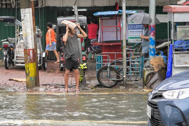 August 17, 2026, Philippines: Filipinos brave the floods brought by torrential monsoon rains at Qurino Ave., Manila, Metro Manila. Two days ago, Metro Manila and neighboring provinces experienced a hot and humid weather. Monsoon rain came back yesterday and persisted throughout the day with flash floods in different areas of the metropolitan. Philippines - ZUMAr240 20260817_zip_r240_042 Copyright: xMarcxDominicxRostratax