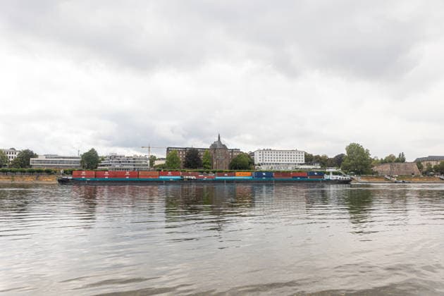 Binnenschiff fährt bei Niedrigwasser auf dem Rhein in Bonn Bonn, 17. August 2026: Ein mit Containern beladenes Binnenschiff fährt bei deutlich niedrigem Wasserstand auf dem Rhein in Bonn. Der Rhein führt derzeit aufgrund anhaltender Trockenheit und geringer Niederschläge außergewöhnlich wenig Wasser. Am Pegel Bonn wurde am 17. August ein Wasserstand von rund 62 bis 64 Zentimetern gemessen. Der für Bonn angegebene Gleichwertige Wasserstand (GlW) liegt bei 142 Zentimetern. Das Niedrigwasser erschwert die Binnenschifffahrt und kann dazu führen, dass Schiffe ihre Ladung reduzieren müssen. Bonn Beuel Nordrhein-Westfalen Deutschland *** Inland waterway vessel navigates the Rhine in Bonn during low water levels Bonn, August 17, 2026 A bar