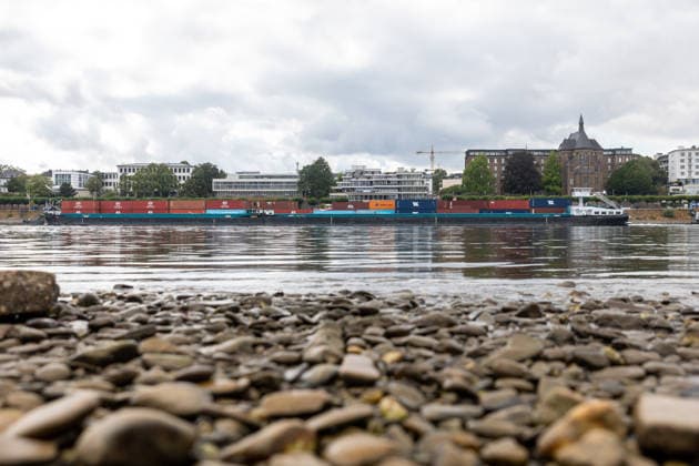 Binnenschiff fährt bei Niedrigwasser auf dem Rhein in Bonn Bonn, 17. August 2026: Ein mit Containern beladenes Binnenschiff fährt bei deutlich niedrigem Wasserstand auf dem Rhein in Bonn. Der Rhein führt derzeit aufgrund anhaltender Trockenheit und geringer Niederschläge außergewöhnlich wenig Wasser. Am Pegel Bonn wurde am 17. August ein Wasserstand von rund 62 bis 64 Zentimetern gemessen. Der für Bonn angegebene Gleichwertige Wasserstand (GlW) liegt bei 142 Zentimetern. Das Niedrigwasser erschwert die Binnenschifffahrt und kann dazu führen, dass Schiffe ihre Ladung reduzieren müssen. Bonn Beuel Nordrhein-Westfalen Deutschland *** Inland waterway vessel navigates the Rhine in Bonn during low water levels Bonn, August 17, 2026 A bar